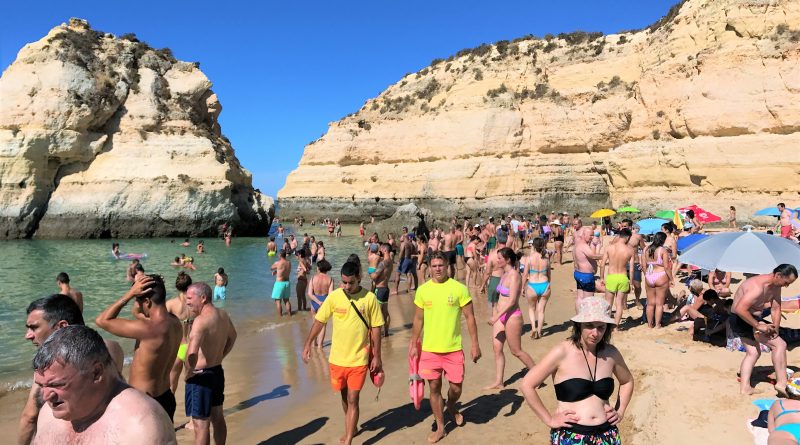 Im Bade-Urlaub an der Algarve überwachte Strände nutzen