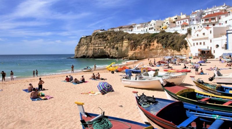 Reisewetter und Reisetipps zur Algarve Strand und Felsen bei Carvoeiro